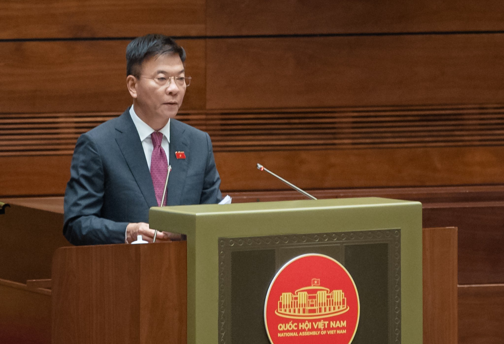 Bộ trưởng Bộ Tư ph&aacute;p L&ecirc; Th&agrave;nh Long, thừa ủy quyền của Thủ tướng Ch&iacute;nh phủ tr&igrave;nh b&agrave;y Tờ tr&igrave;nh về dự &aacute;n Luật Thủ đ&ocirc; (sửa đổi)