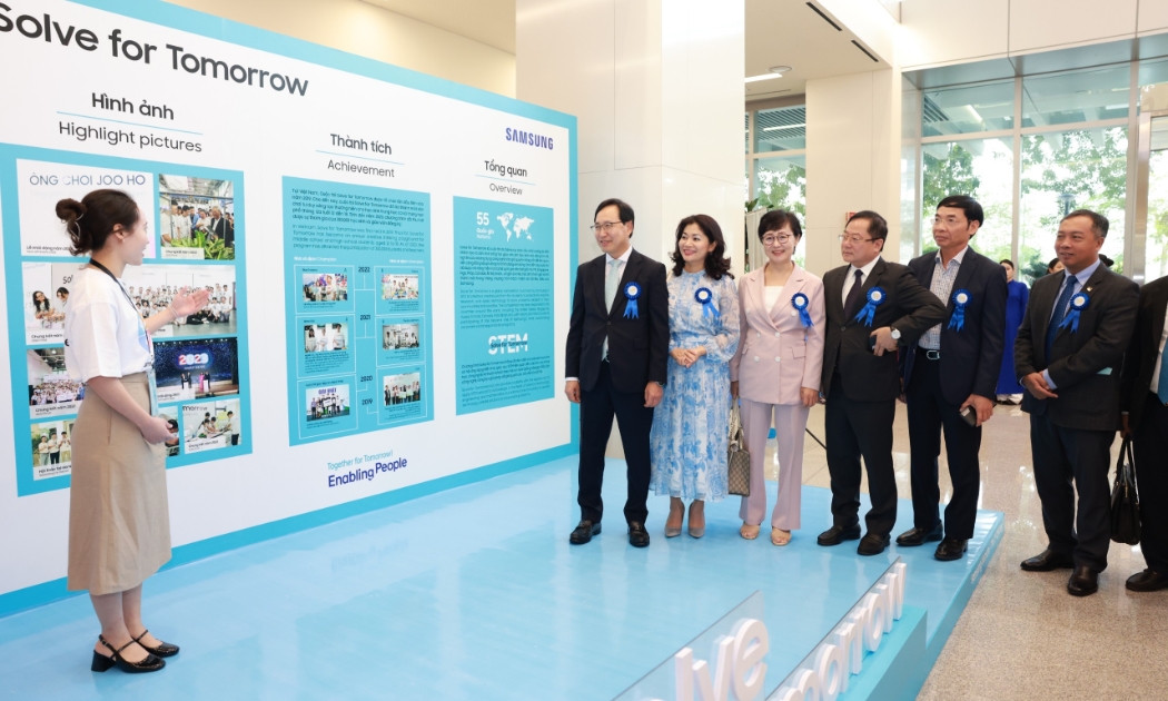 Tham quan khu vực triển lãm tại sự kiện.