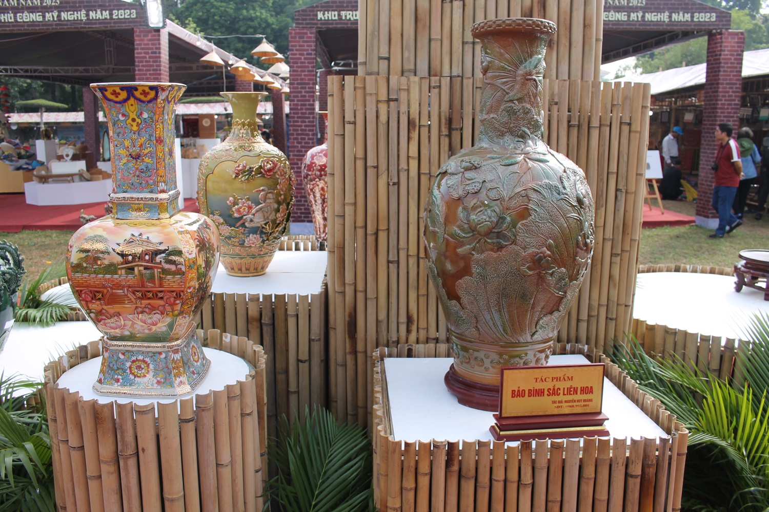 Một số sản phẩm gốm sứ trưng b&agrave;y tại Festival Bảo tồn v&agrave; Ph&aacute;t triển L&agrave;ng nghề. Ảnh: Chu Kh&ocirc;i.