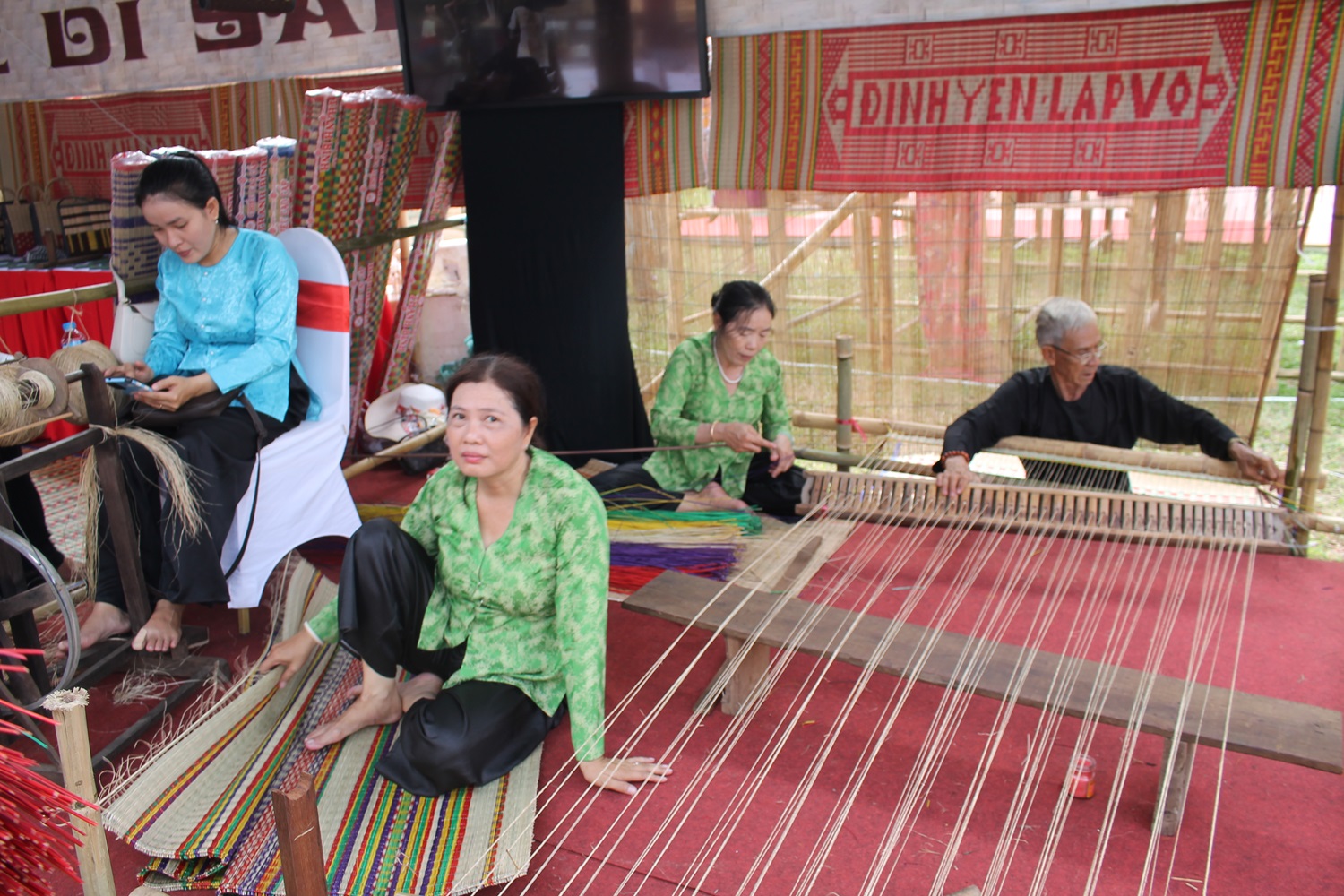 Nghệ nhân làng nghề chiếu Đinh Yên, Lấp Vò, Đồng Tháp trình diễn tại Festival Làng nghề. Ảnh: Chu Khôi.