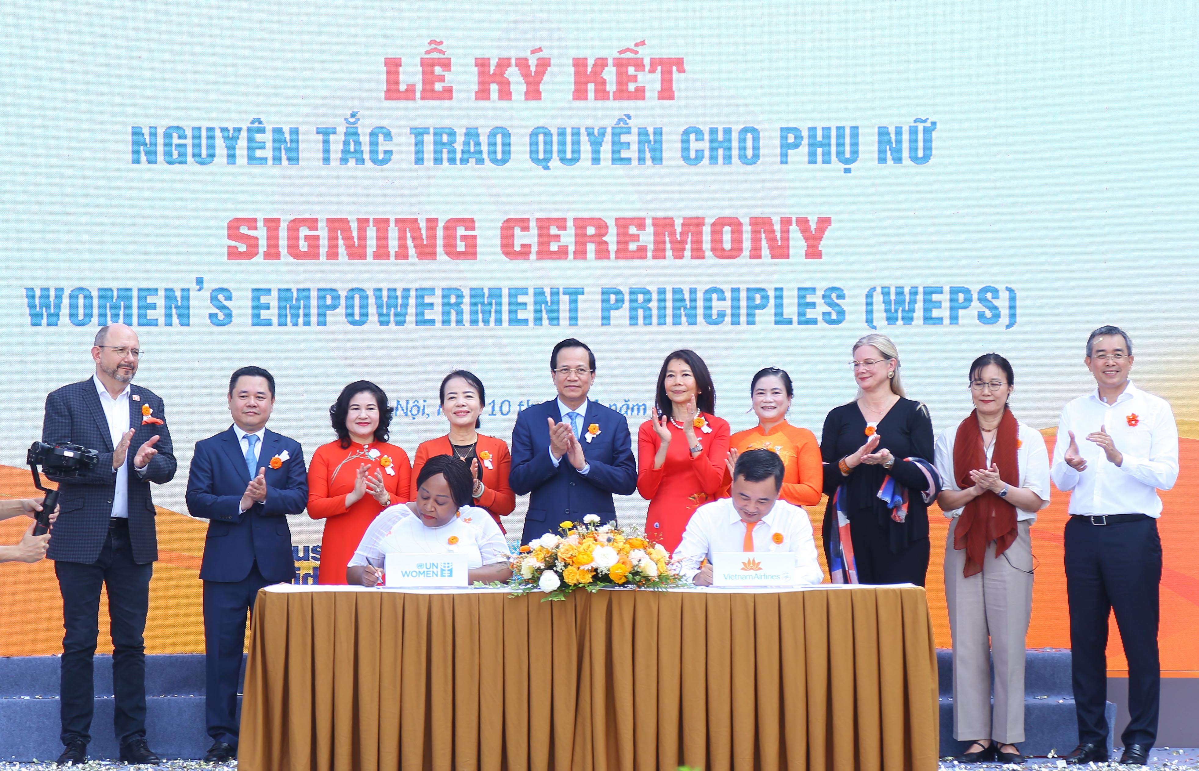 C&aacute;c đơn vị k&yacute; kết c&ugrave;ng h&agrave;nh động v&igrave; c&ocirc;ng t&aacute;c b&igrave;nh đẳng giới. Ảnh - MOLISA.