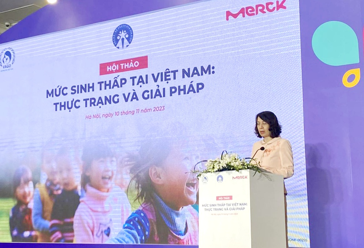 Thứ trưởng Bộ Y tế Nguyễn Thị Li&ecirc;n Hương nhấn mạnh mức sinh thấp k&eacute;o d&agrave;o sẽ để lại nhiều hệ lụy.&nbsp;