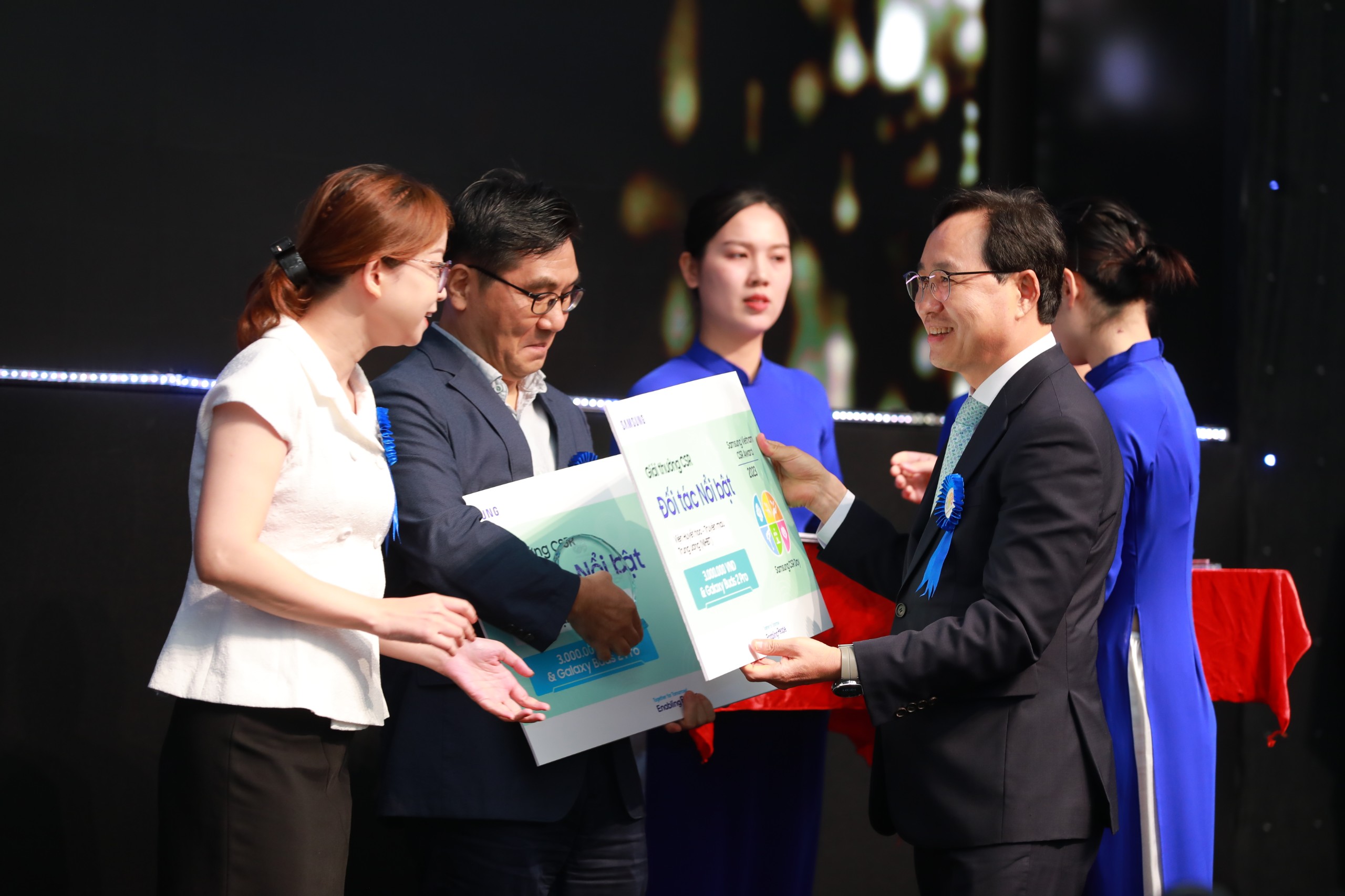 Ông Choi Joo Ho, Tổng Giám đốc Samsung Việt Nam trao tặng giải thưởng cho các đối tác của doanh nghiệp.