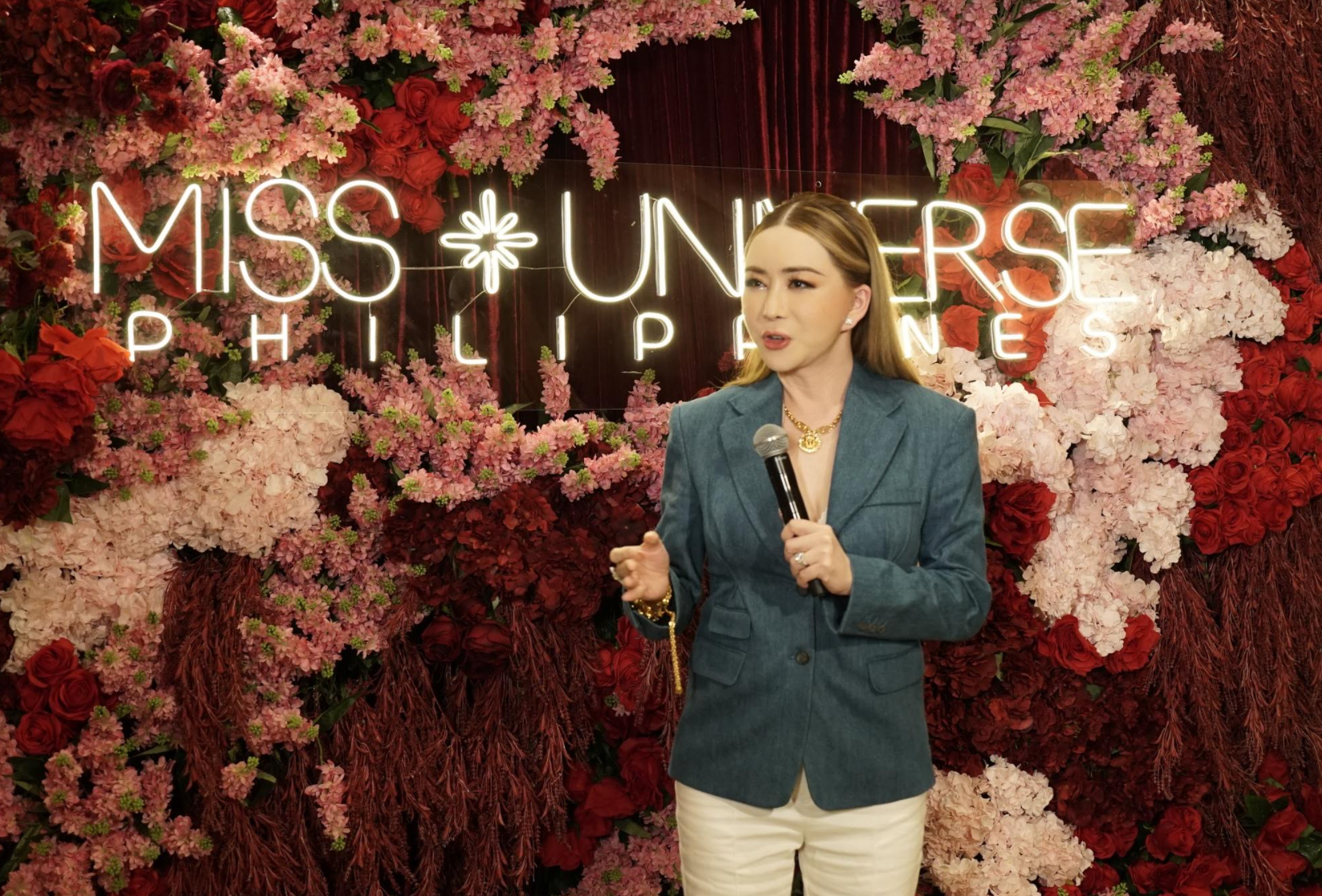 Sau khi nắm bản quyền Miss Universe, b&agrave; Anne Jakkaphong Jakrajutatip cũng thường xuy&ecirc;n dự c&aacute;c cuộc thi nhan sắc ở ch&acirc;u &Aacute;, đi sự kiện c&ugrave;ng c&aacute;c hoa hậu.