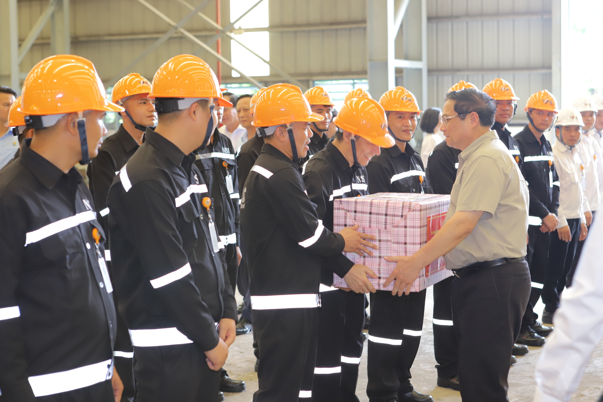 Thủ tướng Phạm Minh Chính tặng quà, động viên cán bộ, kỹ sư, công nhân và người lao động đang làm việc tại  Nhà máy Luyện cán thép Nghi Sơn