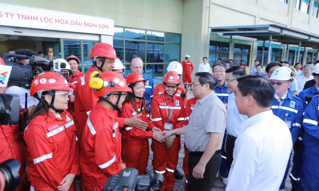 Thủ tướng Phạm Minh Chính đến thăm, tặng quà, động viên cán bộ, chuyên gia, người lao động đang làm việc tại Nhà máy Lọc hóa dầu Nghi Sơn (Thanh Hóa)