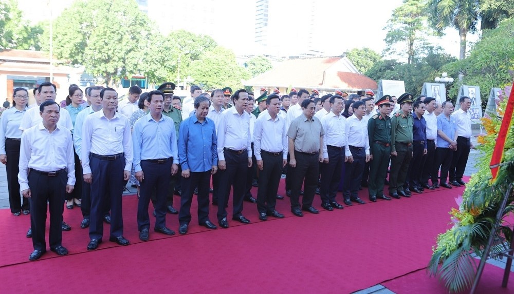 Thủ tướng Chính phủ Phạm Minh Chính và Đoàn công tác Trung ương, lãnh đạo tỉnh Thanh Hóa đặt vòng hoa, dâng hương tưởng niệm Chủ tịch Hồ Chí Minh tại Khu văn hóa tưởng niệm Chủ tịch Hồ Chí Minh.
