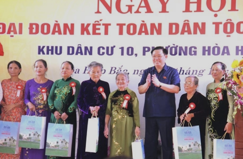 Chủ tịch Quốc hội Vương Đ&igrave;nh Huệ tặng qu&agrave; b&agrave; con&nbsp;khu d&acirc;n cư số 10, phường H&ograve;a Hiệp Bắc, quận Li&ecirc;n Chiểu, th&agrave;nh phố&nbsp;Đ&agrave; Nẵng