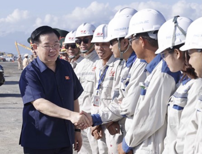 Chủ tịch Quốc hội Vương Đ&igrave;nh Huệ thăm c&ocirc;ng nh&acirc;n c&aacute;c đơn vị thi c&ocirc;ng x&acirc;y dựng cảng Li&ecirc;n Chiểu,