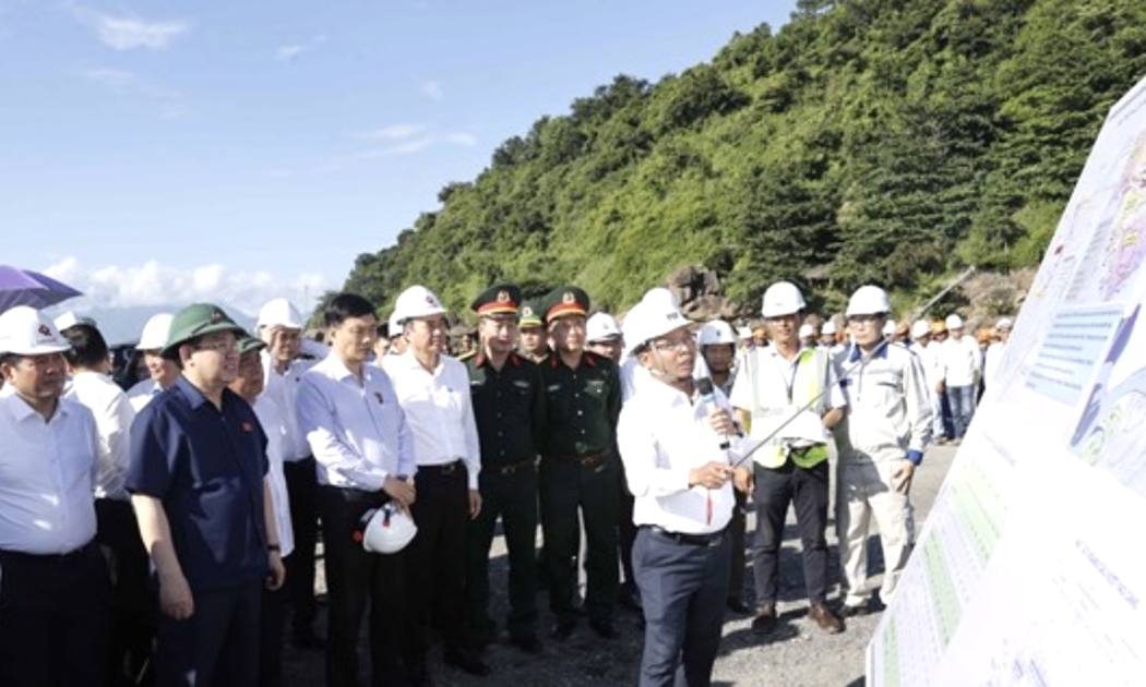 Chủ tịch Quốc hội Vương Đình Huệ nghe các đơn vị thi công báo cáo tiến độ xây dựng cảng Liên Chiểu.