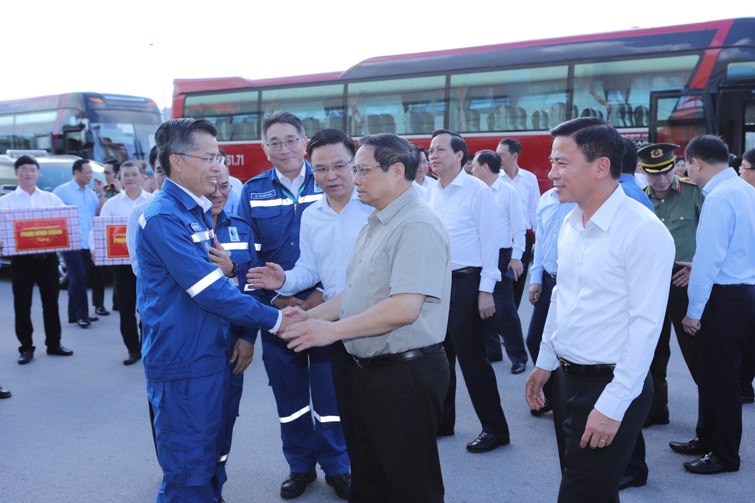 Thủ tướng Phạm Minh Chính thăm hỏi cán bộ, chuyên gia, kỹ sư và công nhân, người lao động đang làm việc tại Khu kinh tế Nghi Sơn