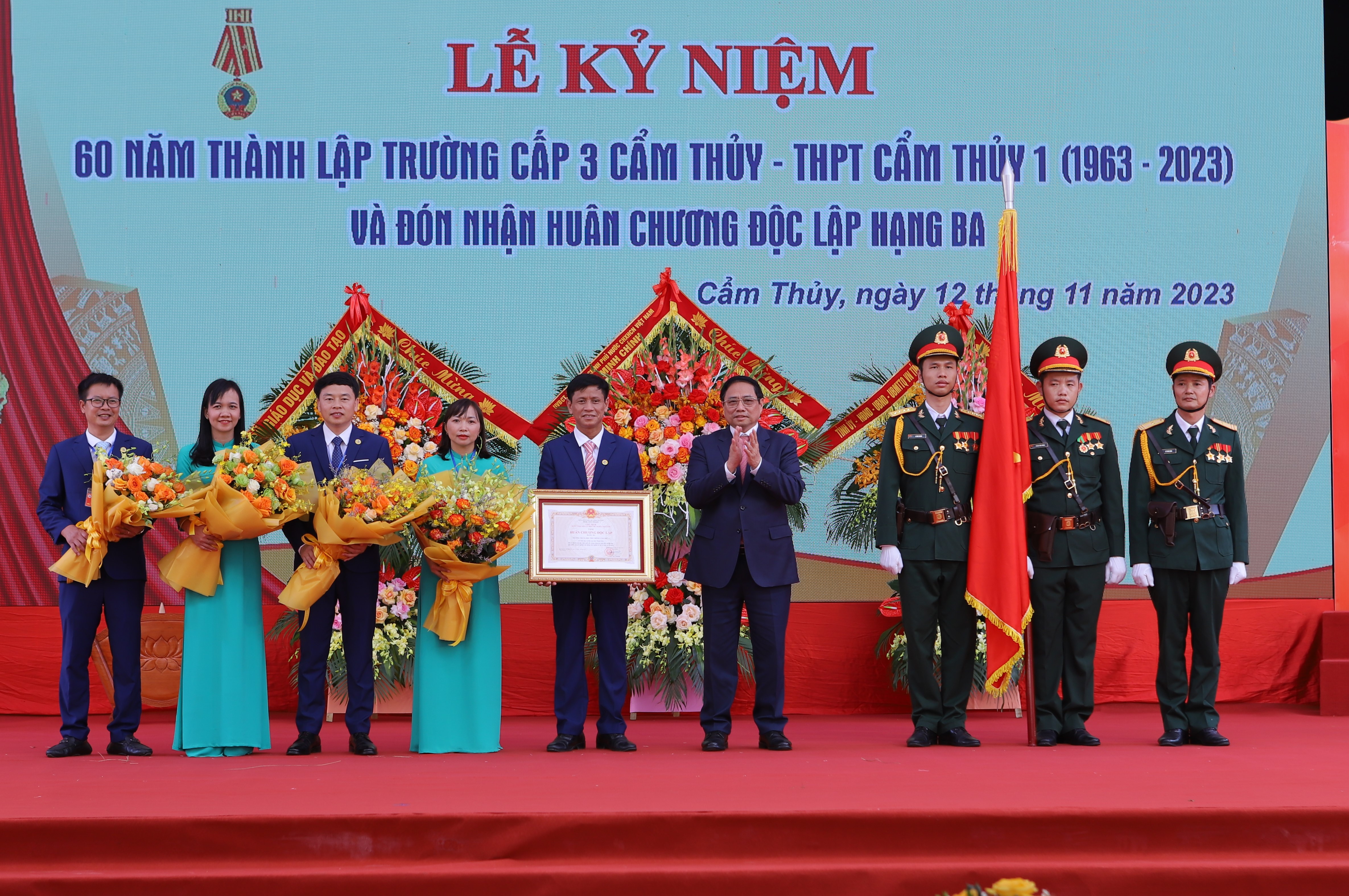 Thủ tướng Ch&iacute;nh phủ Phạm Minh Ch&iacute;nh trao Hu&acirc;n chương Độc lập hạng Ba cho Trường THPT Cẩm Thủy 1