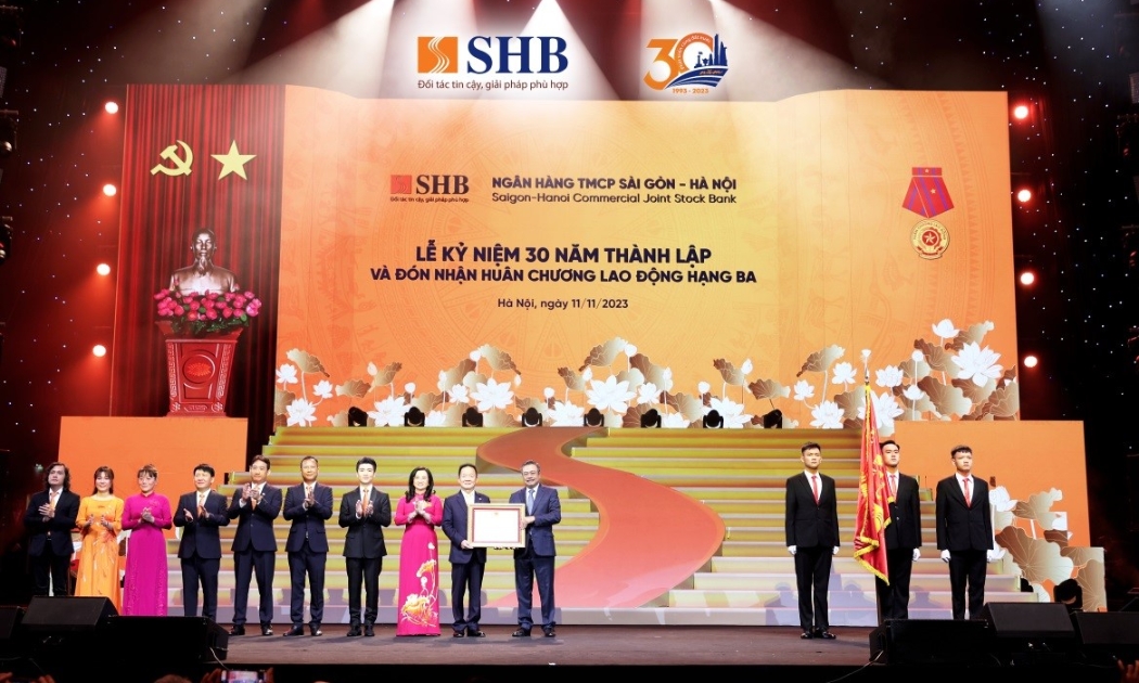Ủy viên Ban Chấp hành Trung ương Đảng, Phó Bí thư Thành ủy, Chủ tịch UBND Hà Nội thay mặt Đảng và Nhà nước trao Huân chương Lao động hạng Ba cho Ngân hàng SHB.