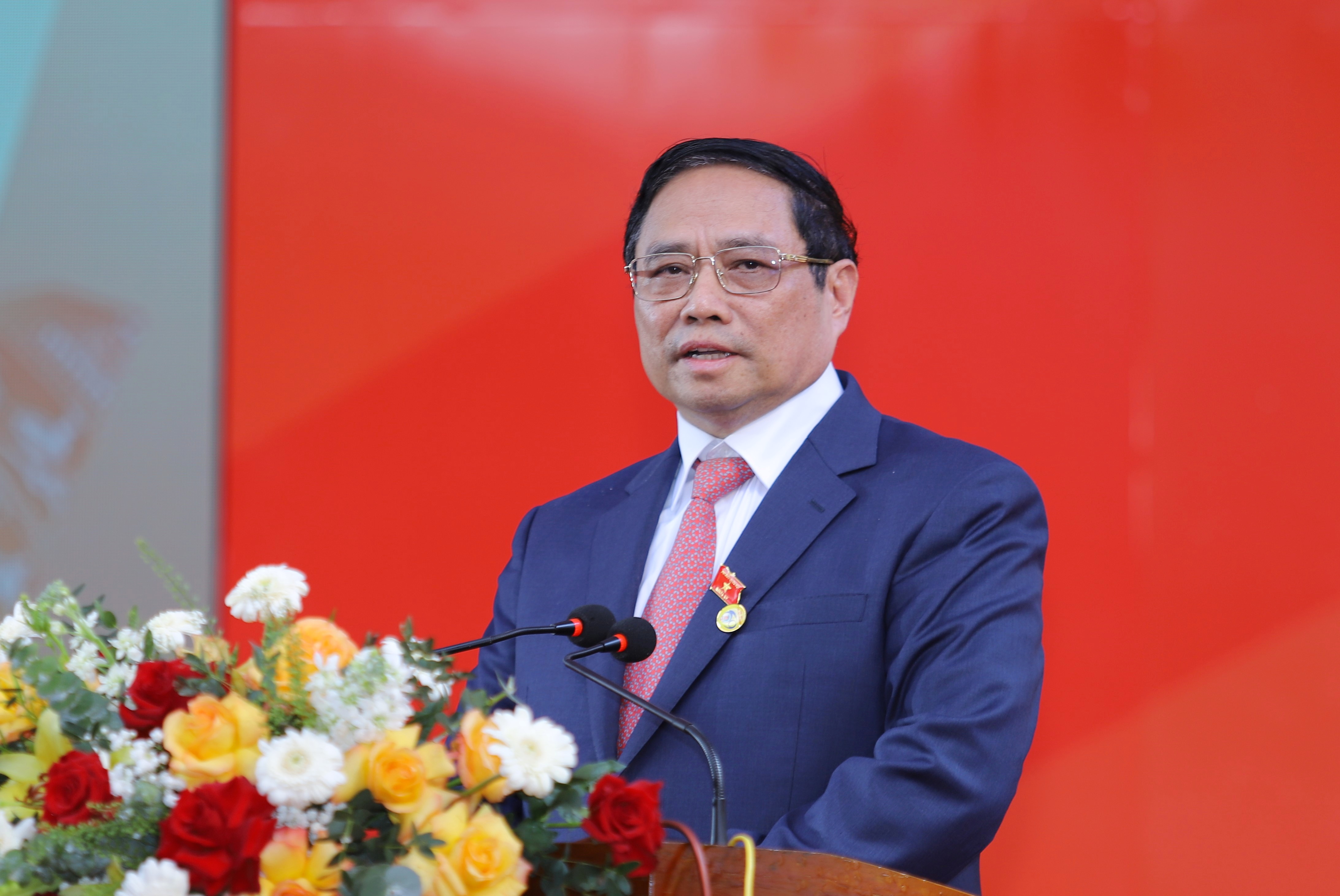 Thủ tướng Chính phủ Phạm Minh Chính phát biểu chung vui với các thế hệ học sinh và thầy cô giáo Trường THPT Cẩm Thủy 1.
