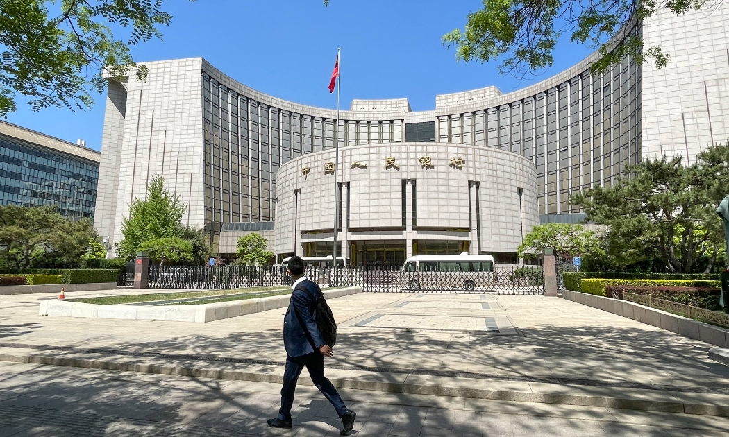 Bên ngoài trụ sở Ngân hàng Trung ương Trung Quốc (PBOC) ở Bắc Kinh - Ảnh: Bloomberg.