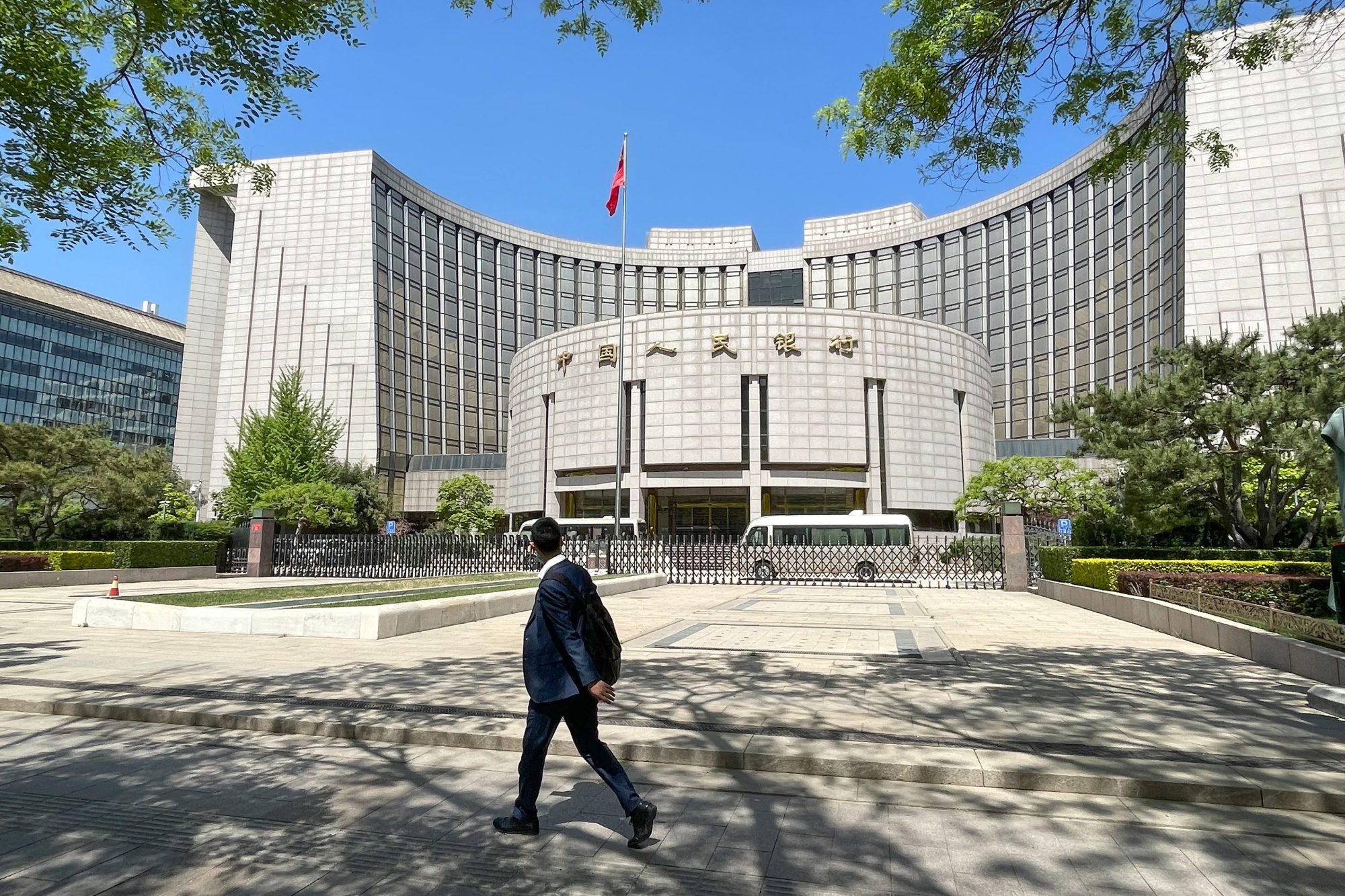 Bên ngoài trụ sở Ngân hàng Trung ương Trung Quốc (PBOC) ở Bắc Kinh - Ảnh: Bloomberg.