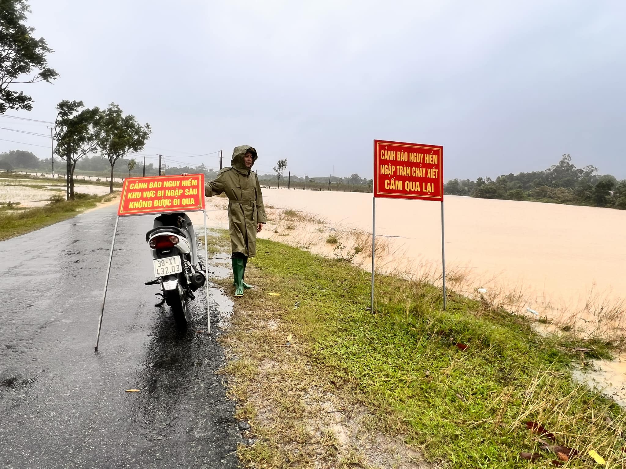 Tr&ecirc;n địa b&agrave;n x&atilde; Thạch Ngọc, huyện Thạch H&agrave; (H&agrave; Tĩnh) hiện nay đ&atilde; xảy ra ngập lụt ở c&aacute;c tuyến đường, lực lượng chức năng đ&atilde; đặt biển cảnh b&aacute;o