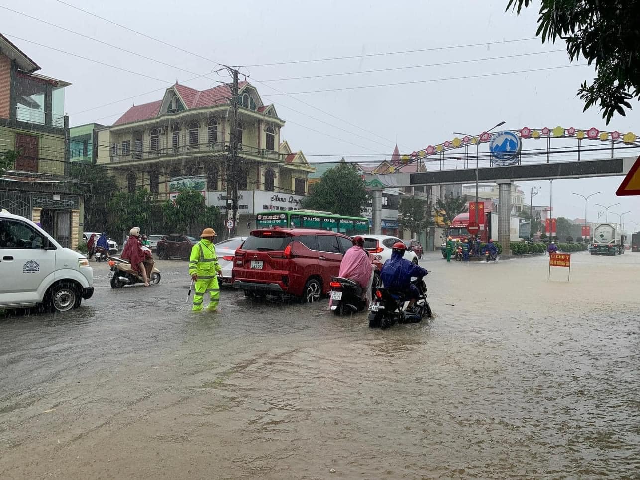 Lực lượng công an đang phân luồng, hướng dẫn các phương tiện di chuyển an toàn