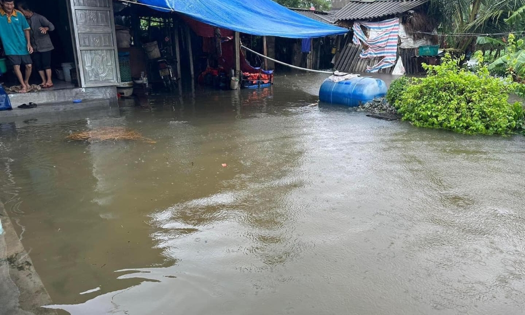 Mưa lớn đã khiến nhiều nơi huyện Can Lộc, huyện Lộc Hà (Hà Tĩnh) ngập sâu