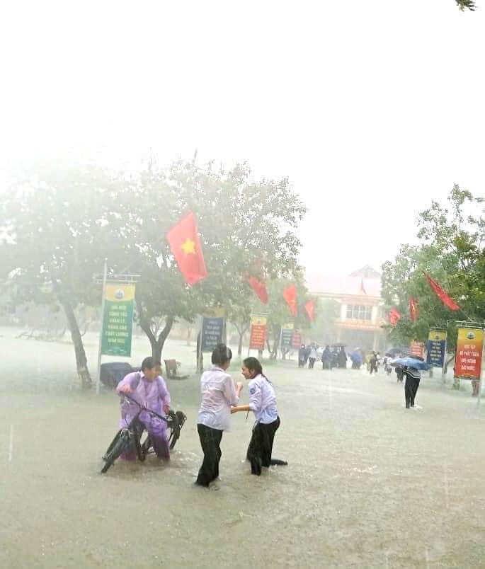 Một số trường học đ&atilde; c&oacute; hiện tượng ngập,&nbsp; Ph&ograve;ng GD&ĐT huyện Can Lộc đ&atilde; chỉ đạo c&aacute;c trường linh hoạt cho học sinh nghỉ học