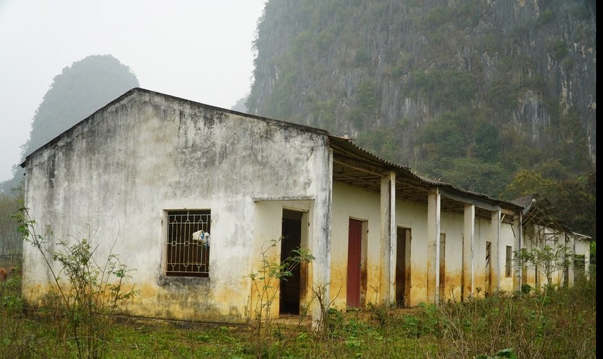 Một số hạng mục c&ocirc;ng tr&igrave;nh dự &aacute;n đ&atilde; xuống cấp, ph&iacute;a b&ecirc;n trong dự &aacute;n cỏ mọc &ugrave;m t&ugrave;m.