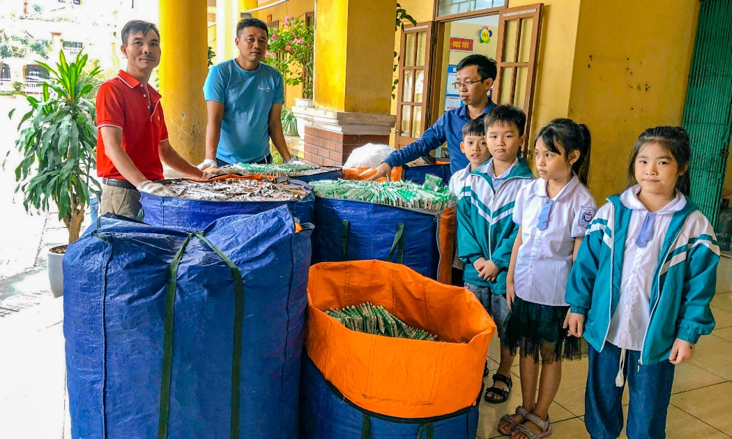 Học sinh trường tiểu học Phú Lâm 1, Tiên Du, Bắc Ninh thu gom vỏ hộp sữa cho chương trình.