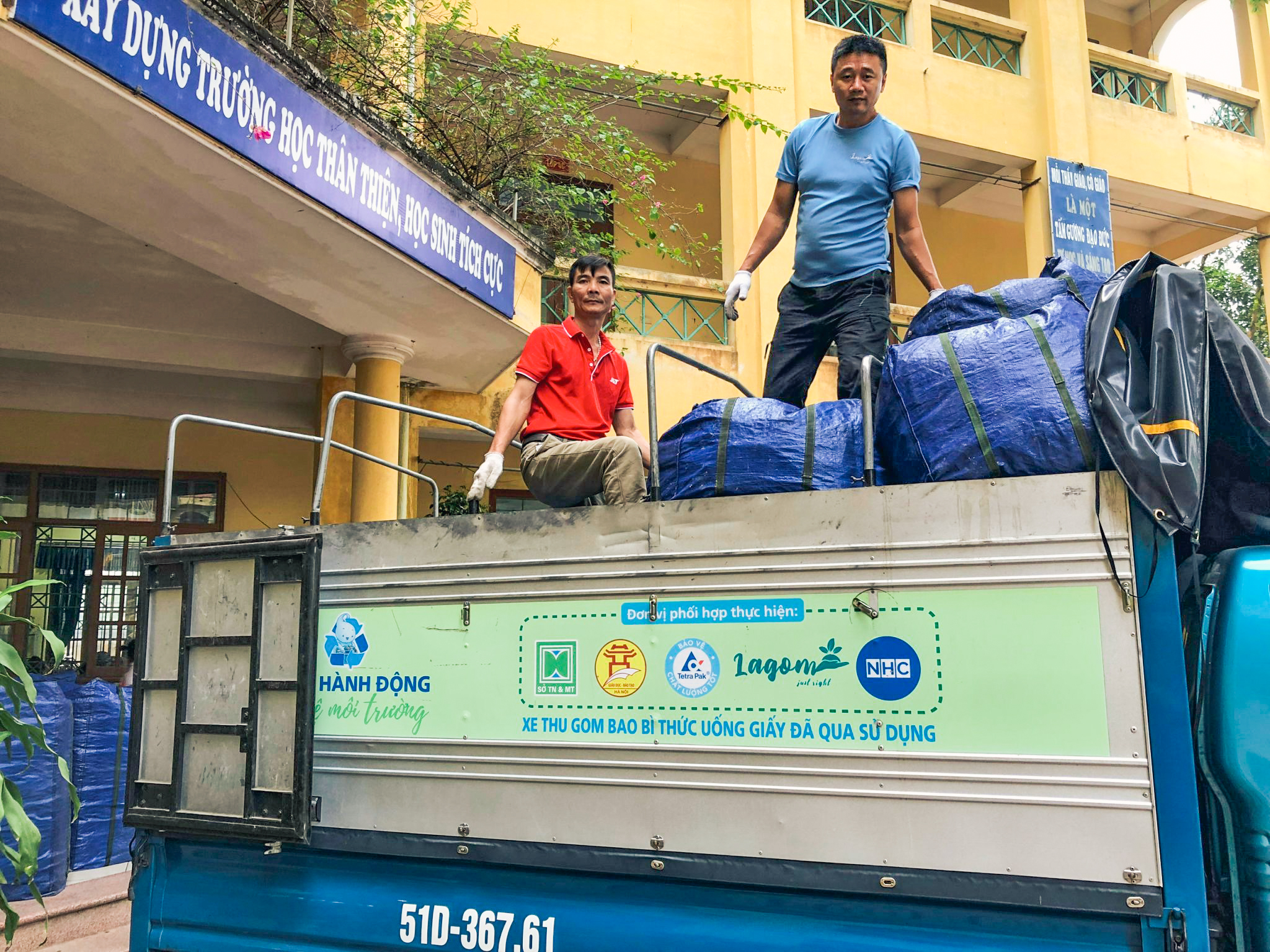Rác thải nhựa sau khi thu gom sẽ được đơn vị tái chế rác thải xử lý thành 10 bộ bàn ghế tặng cho trường học.