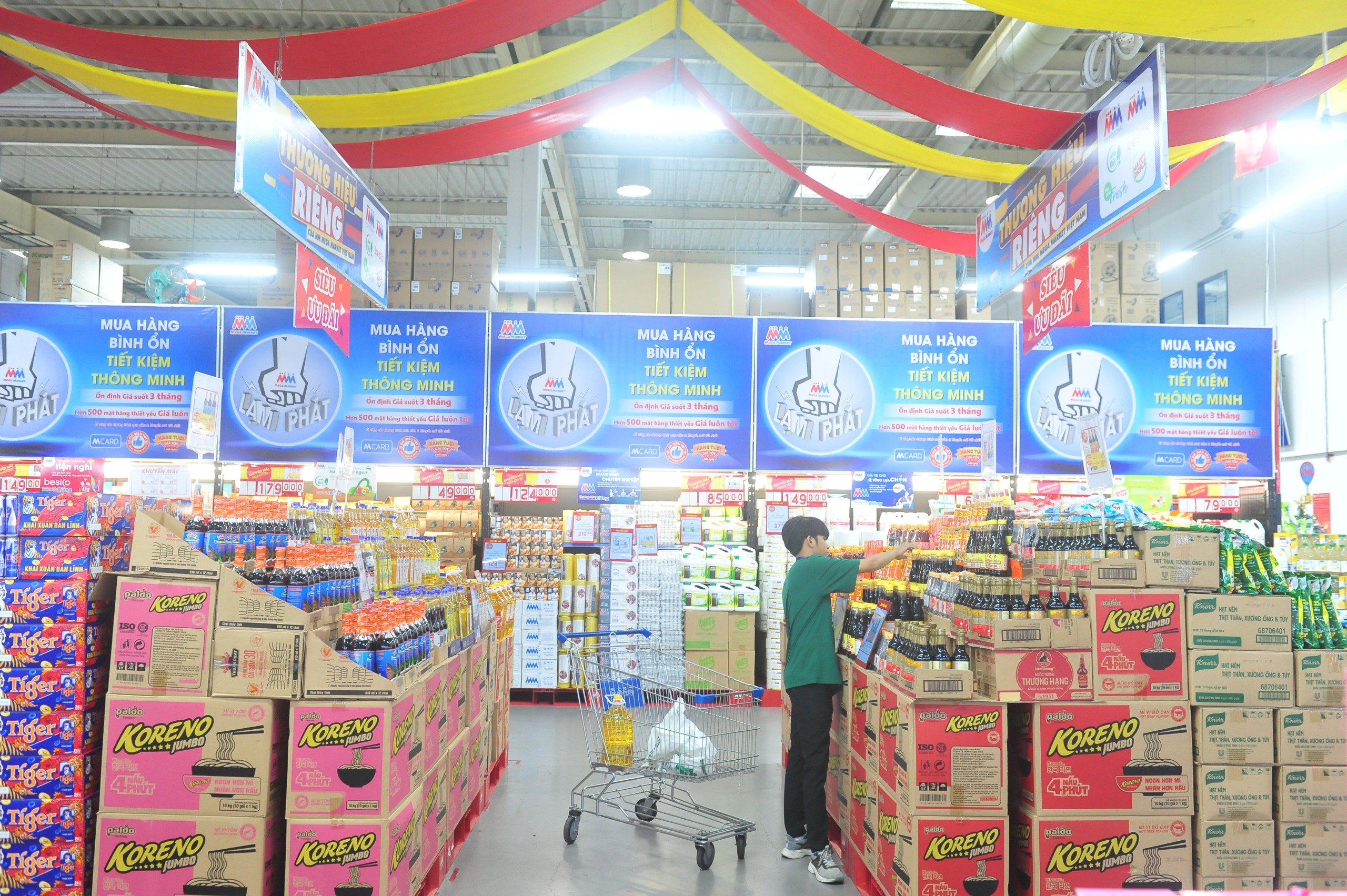 Nhiều địa phương đã ban hành kế hoạch thực hiện chương trình bình ổn thị trường, nhằm bảo đảm cung ứng hàng hóa tốt nhất trong dịp cuối năm.