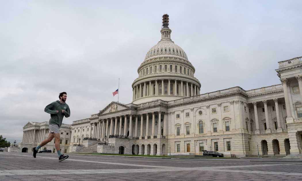 Bên ngoài toà nhà Quốc hội Mỹ ở đồi Capitol - Ảnh: Reuters.