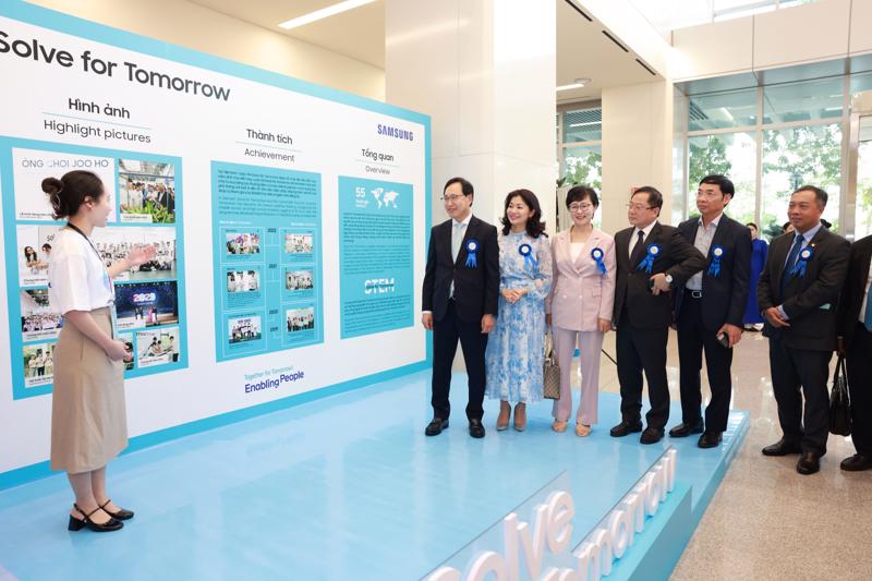 Participants view a display of the Solve for Tomorrow competition on CSR Day.
