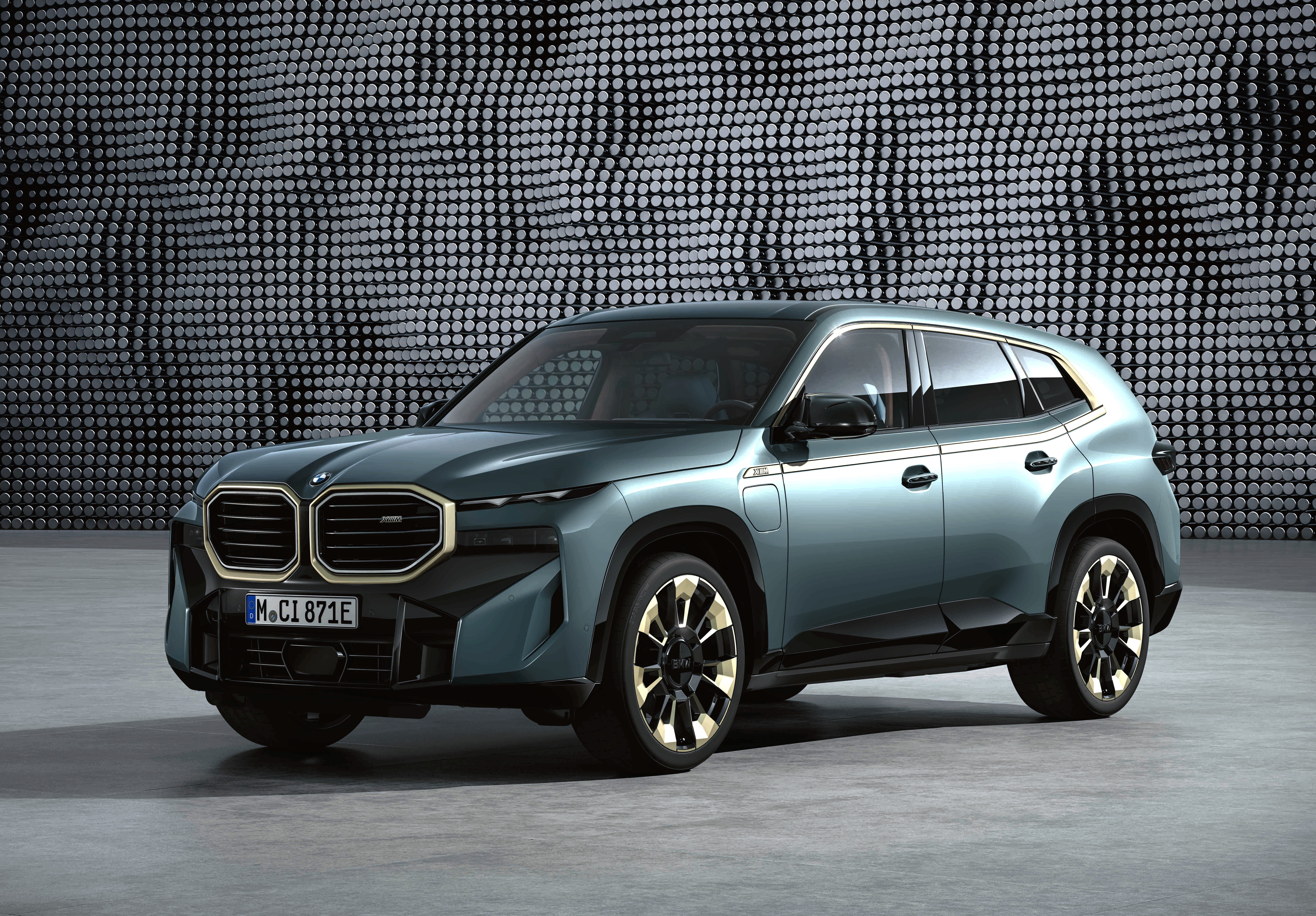 BMW XM - mẫu xe đánh dấu bước tiến vượt bậc của BMW về hiệu suất và công nghệ