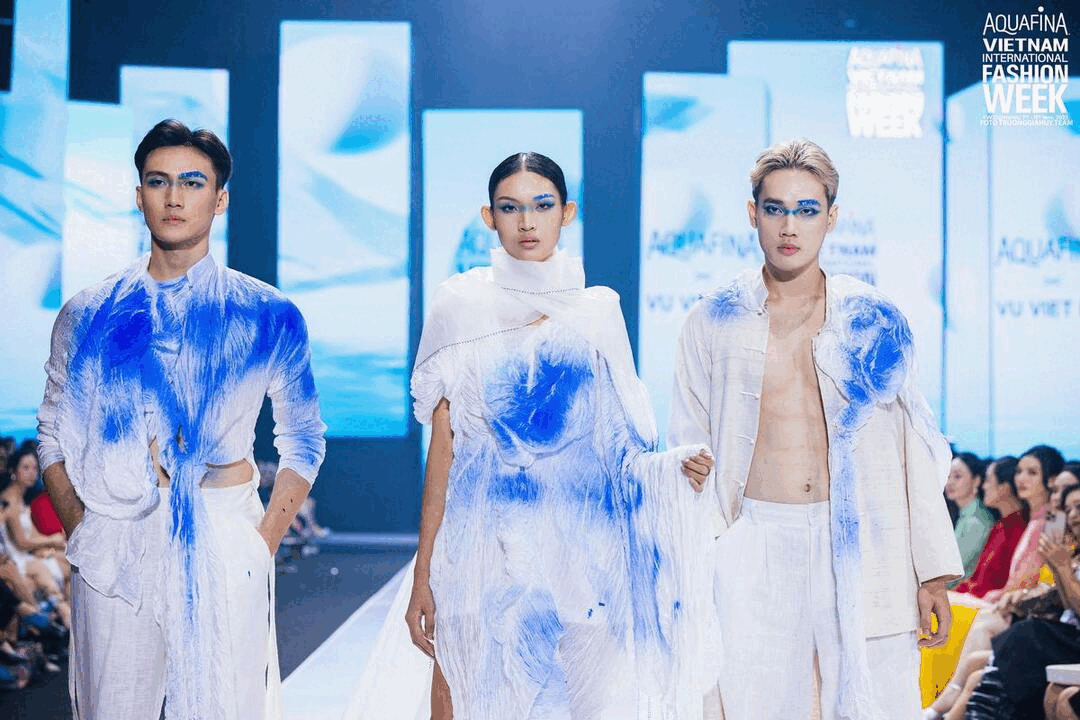 Nh&agrave; thiết kế Vũ Việt H&agrave; tr&igrave;nh l&agrave;ng bộ sưu tập &ldquo;S&oacute;ng tơ&rdquo;.