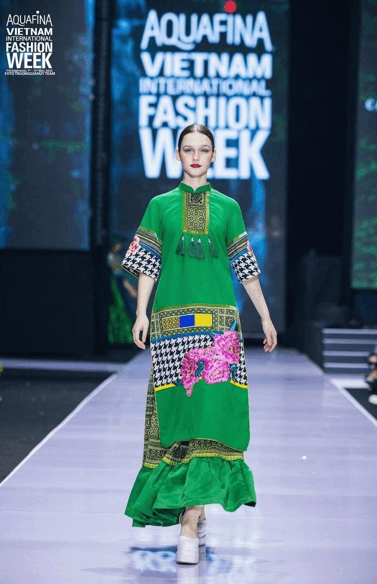 Nh&agrave; thiết kế Cao Minh Tiến ra mắt bộ sưu tập&ldquo;Ằn Xư Mờ&acirc;y Ỏ - Một chiếc &aacute;o mới&rdquo; với những trang phục mang hơi thở v&ugrave;ng cao.