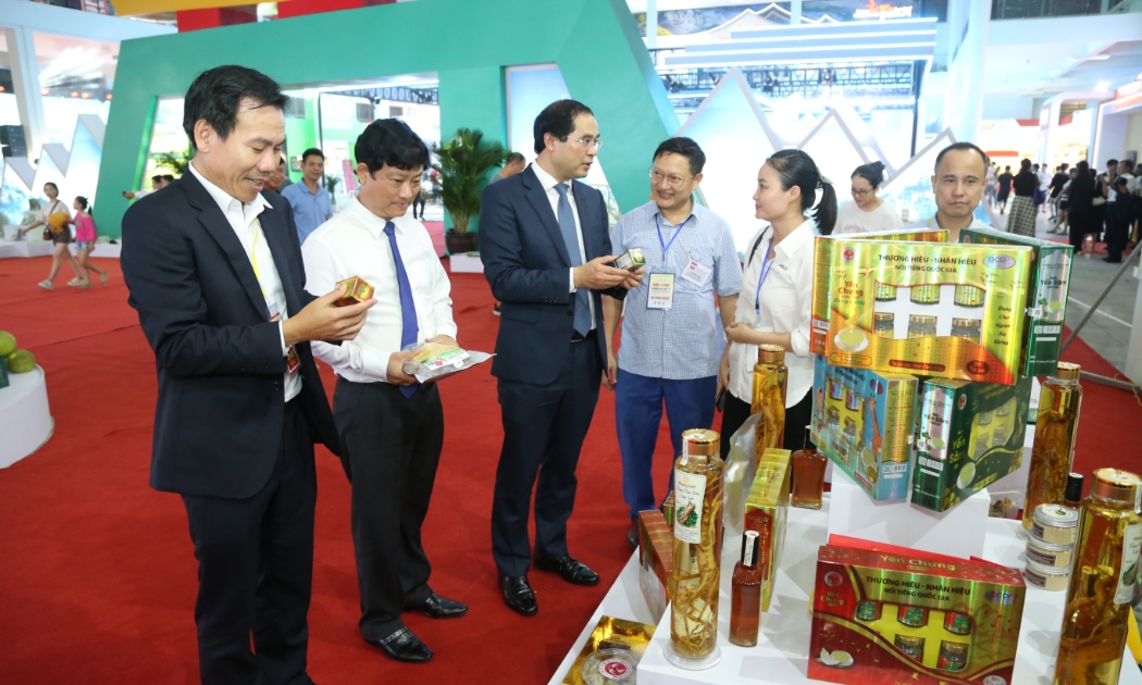 Đại biểu thăm quan các gian trưng bày triển lãm, gian hàng của Việt Nam và Trung Quốc tham gia Hội chợ
