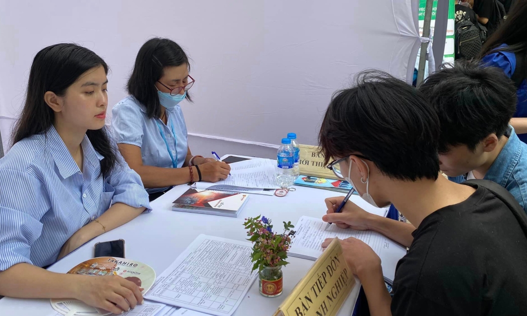 Người lao động đăng ký tìm việc tại phiên giao dịch việc làm ở Hà Nội.