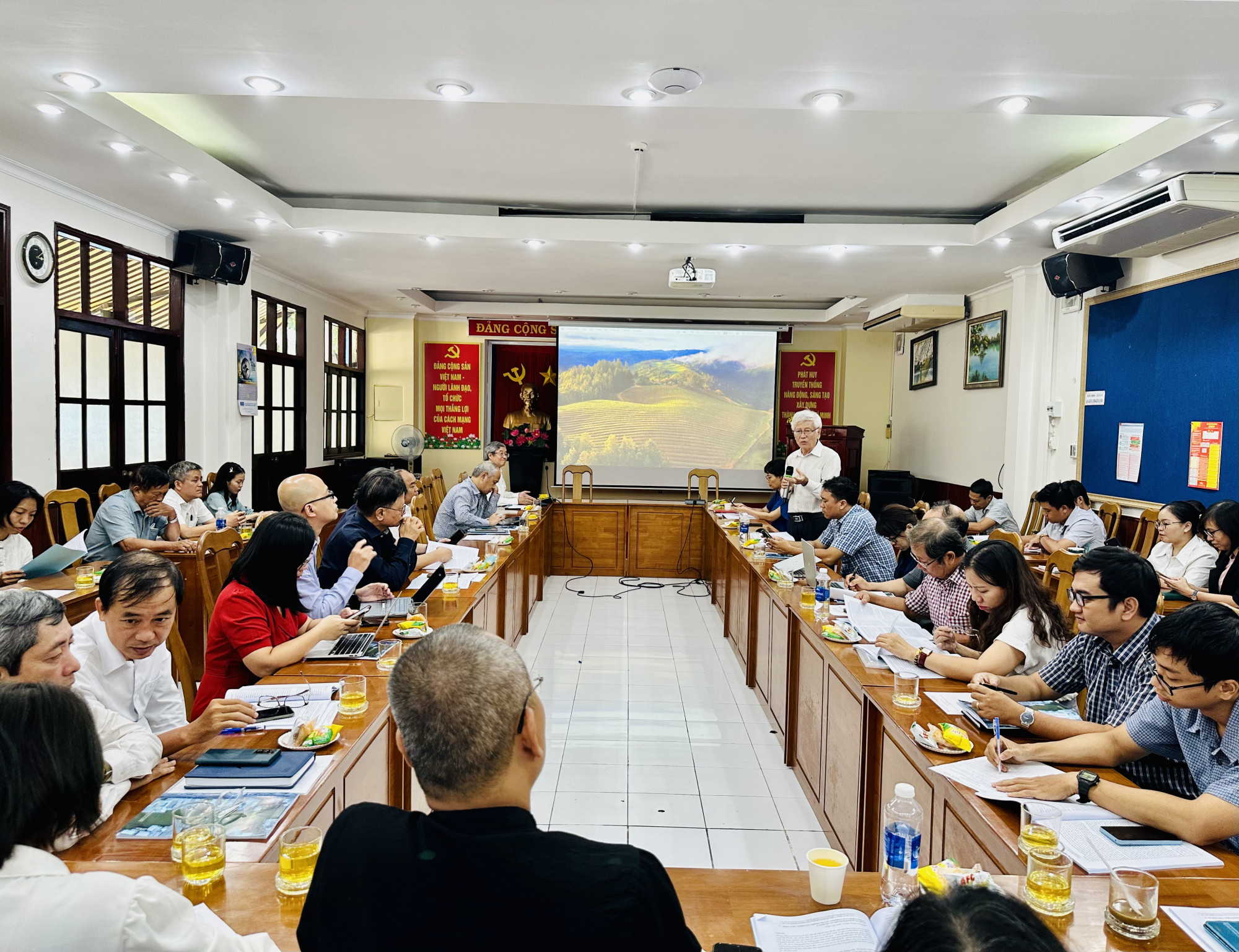 Các diễn giả, chuyên gia tham dự hội thảo chiều 13/11/2023 tại HIDS - Ảnh: PA.