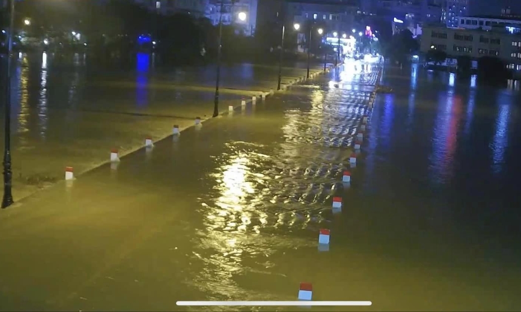 19h30' ngày 14/11, khu vực cầu Đập Đá nối đường Lê Lợi với đường Nguyễn Sinh Cung (thành phố Huế) nước sông đã dâng lên cao, tràn và chảy xiết qua đường