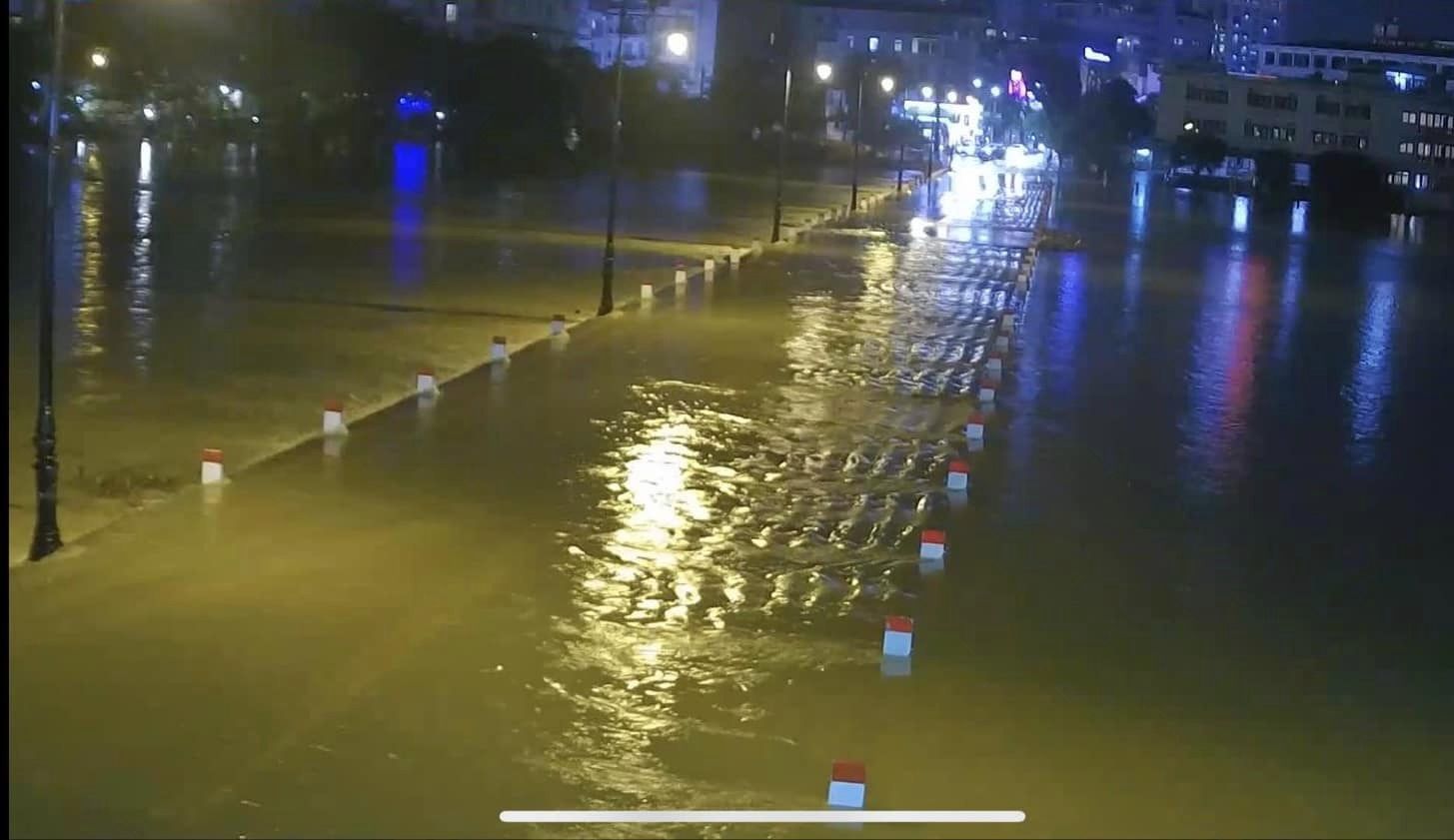 19h30' ngày 14/11, khu vực cầu Đập Đá nối đường Lê Lợi với đường Nguyễn Sinh Cung (thành phố Huế) nước sông đã dâng lên cao, tràn và chảy xiết qua đường