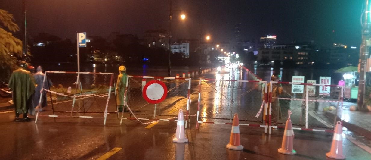 Lực lượng chức năng tỉnh Thừa Thiên Huế lập rào chắn ngăn các phương tiện di chuyển qua cầu Đập Đá, khi mức nước lên cao, nguy hiểm.