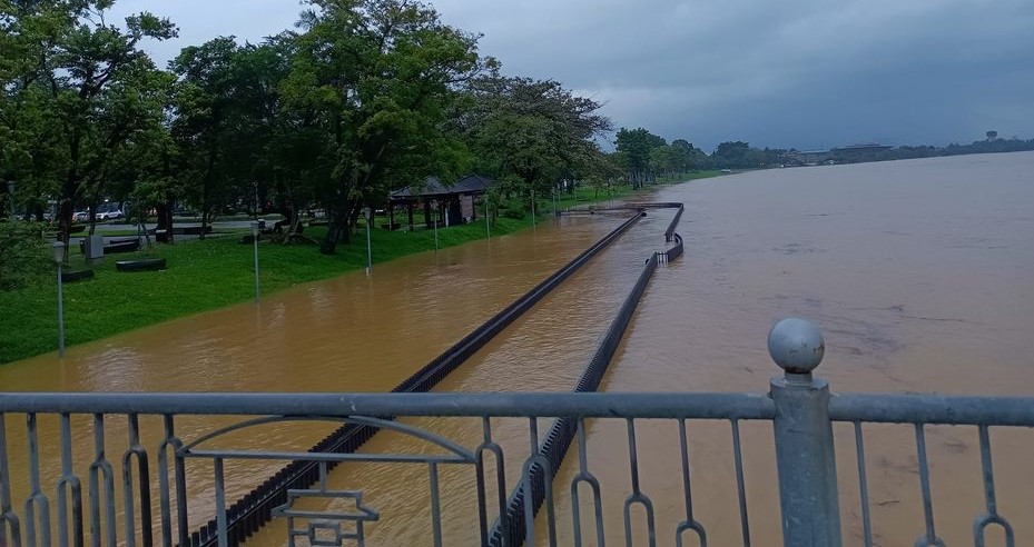 Mưa lớn khiến nước sông Hương dâng cao, cây cầu đi bộ lát gỗ lim ở thành phố Huế chìm trong  biển nước