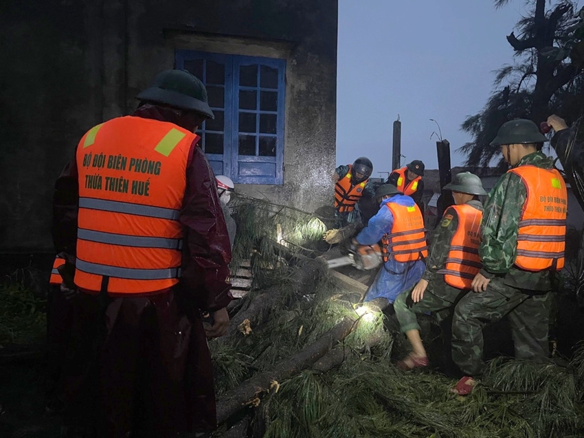 Cán bộ chiến sĩ Đồn Biên phòng Lăng Cô giúp người dân khắc  phục hậu quả do tốc mái, cây gẫy đổ 