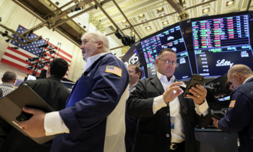 Chứng khoán Mỹ giảm điểm trong lúc chờ báo cáo lạm phát, giá dầu tăng hơn 1%