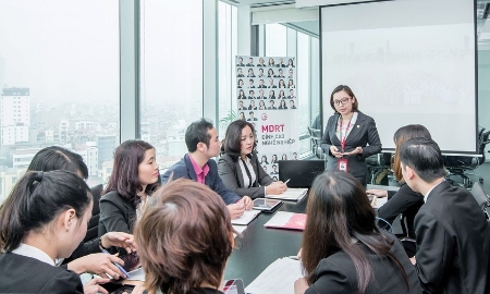 Toàn ngành bảo hiễm vẫn chưa thoát khỏi khó khăn khi tổng doanh thu phí bảo hiểm sụt giảm trên 7% so với cùng kỳ năm ngoái.