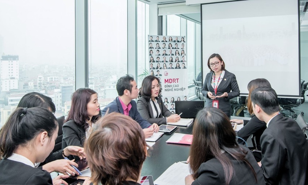 Toàn ngành bảo hiễm vẫn chưa thoát khỏi khó khăn khi tổng doanh thu phí bảo hiểm sụt giảm trên 7% so với cùng kỳ năm ngoái.