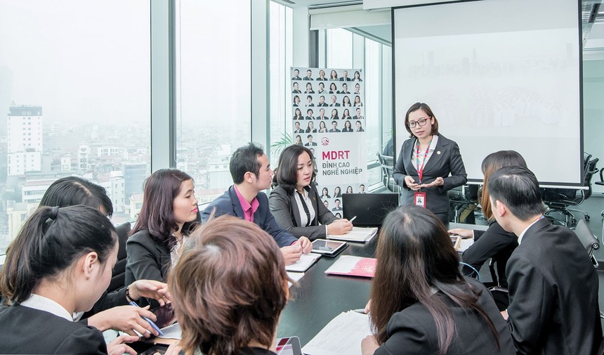 Toàn ngành bảo hiễm vẫn chưa thoát khỏi khó khăn khi tổng doanh thu phí bảo hiểm sụt giảm trên 7% so với cùng kỳ năm ngoái.