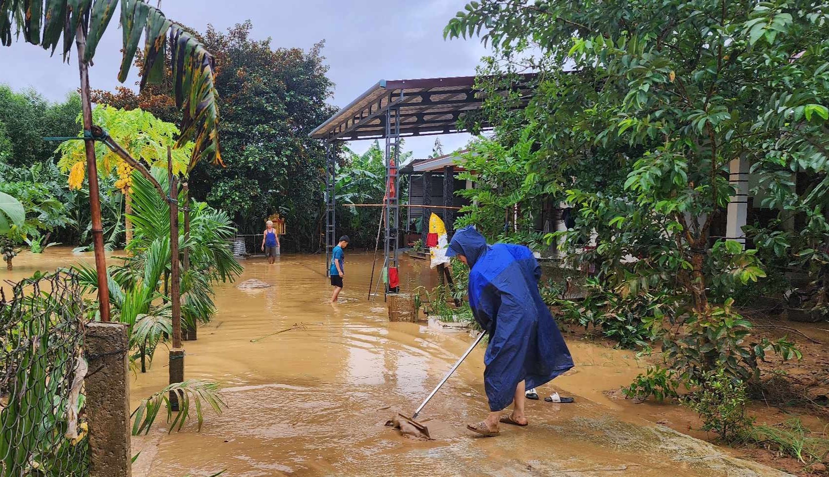Đến 10h sáng nay, nước lũ đã dần rút, người dân khẩn trương dọn dẹp nhà cửa, vật dụng - Ảnh: L.T