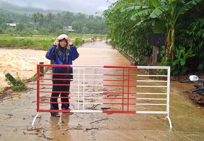  Mưa lớn khiến nhiều tuyến đường ở huyện Nam Đông bị ngập