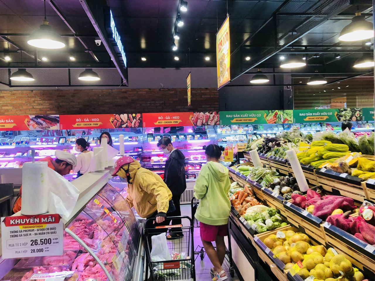 Doanh nghiệp tung khuyến mại, giảm giá để kích cầu tiêu dùng - Ảnh: PA.