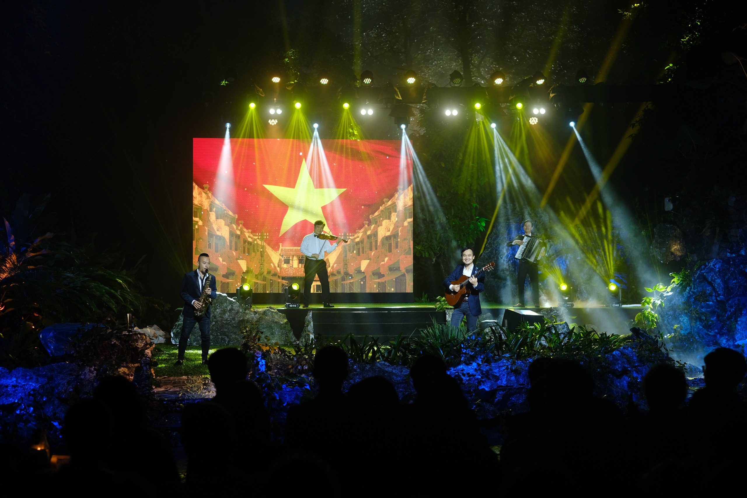 Dưới trời mưa, c&aacute;c nghệ sĩ h&aacute;t v&agrave; biểu diễn say m&ecirc;.