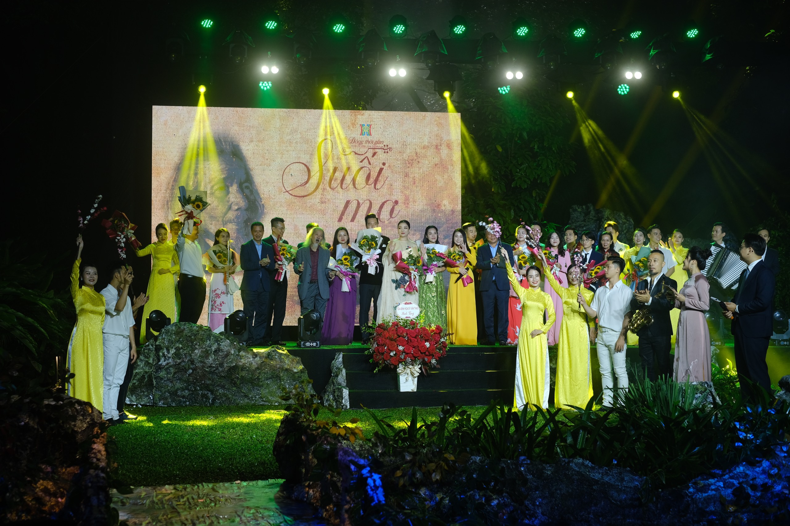 Biểu diễn giữa kh&ocirc;ng gian n&uacute;i rừng, dưới trời mưa, trước đ&ocirc;ng đảo kh&aacute;n giả v&agrave; c&ocirc;ng ch&uacute;ng, c&aacute;c nghệ sĩ c&ugrave;ng chung cảm x&uacute;c &ldquo;thật lắng đọng, kh&oacute; qu&ecirc;n&rdquo;.